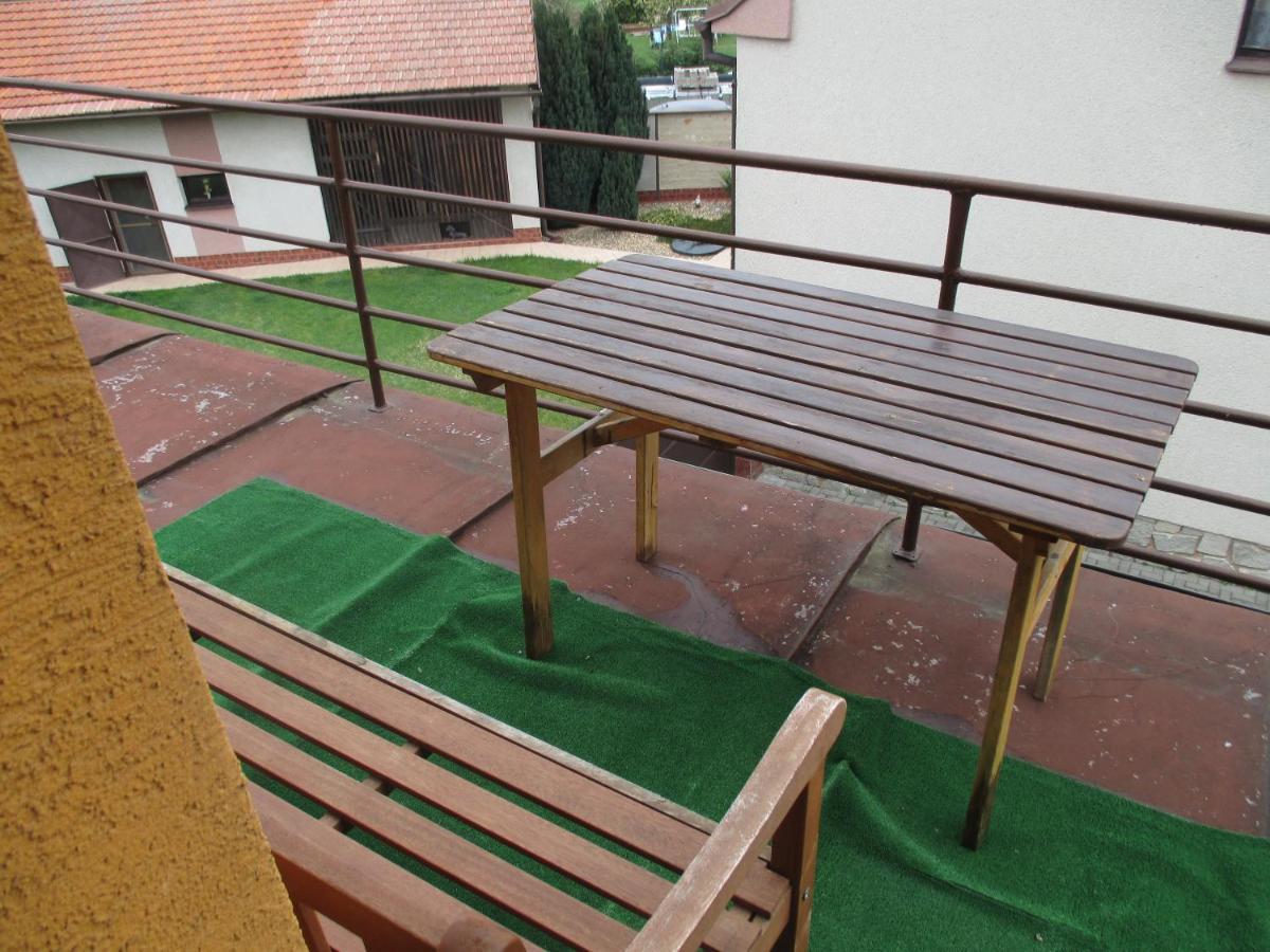 Rd Cerncin Bucovice Apartment ภายนอก รูปภาพ